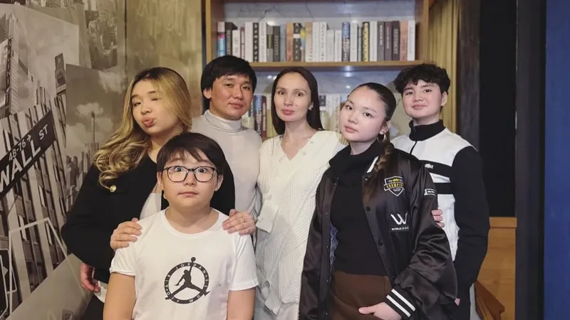 "Қайраттың бес баласының несібесін жеп...": Әнші келініне доллардан көрімдік берді