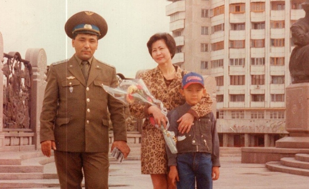 Желіде Роза Рымбаева мен Әли Оқаповтың 1998 жылғы суреті жарияланды