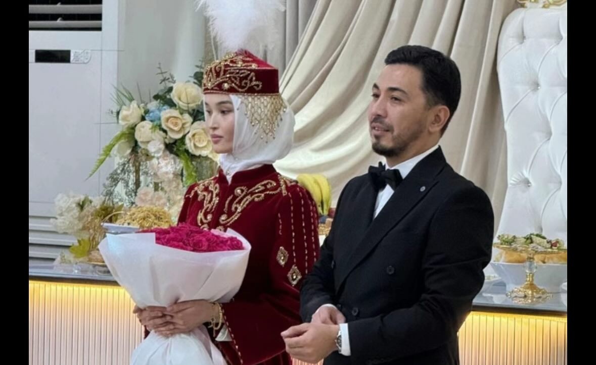 Желіде Дәурен Айдарқұловтың үшінші әйелінің суреті пайда болды