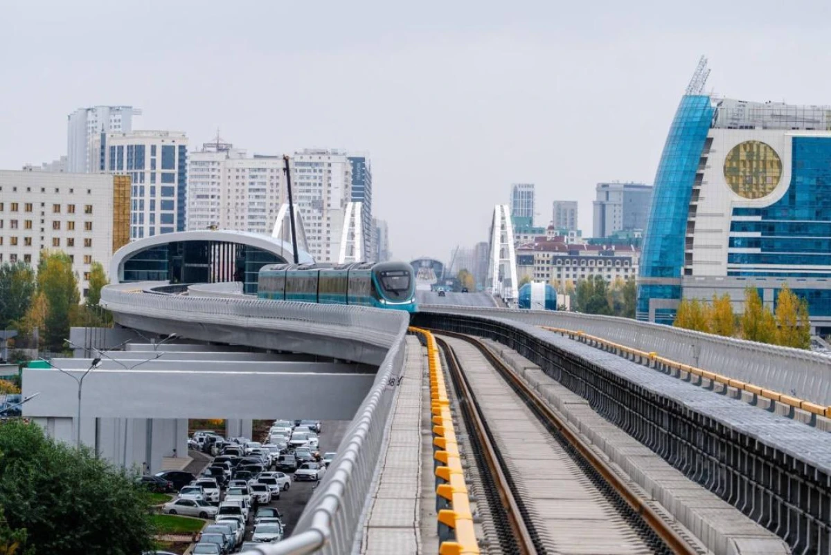 Есікті қолмен ашқан, тежегішті басқан: Астанада LRT жұмысына жолаушылар кедергі келтірді