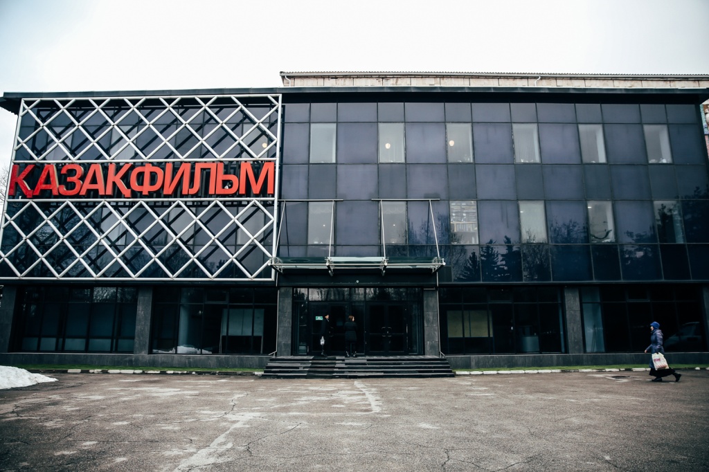Сөгілген қабырға, ұрлық. "Қазақфильм" басшысы киностудиядағы былықты айтты