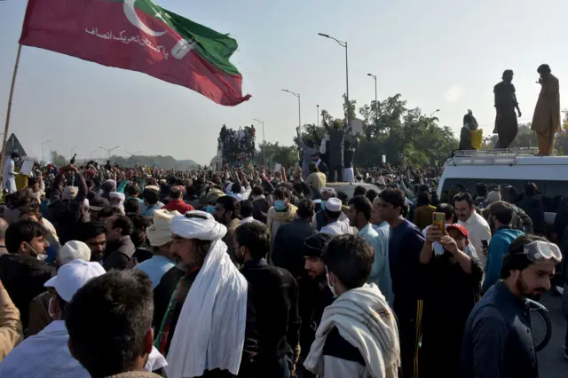 پەكٸستانداعى نارازىلىقتار: پارلامەنت جانىنداعى قاقتىعىستار مەن ادام شىعىنى