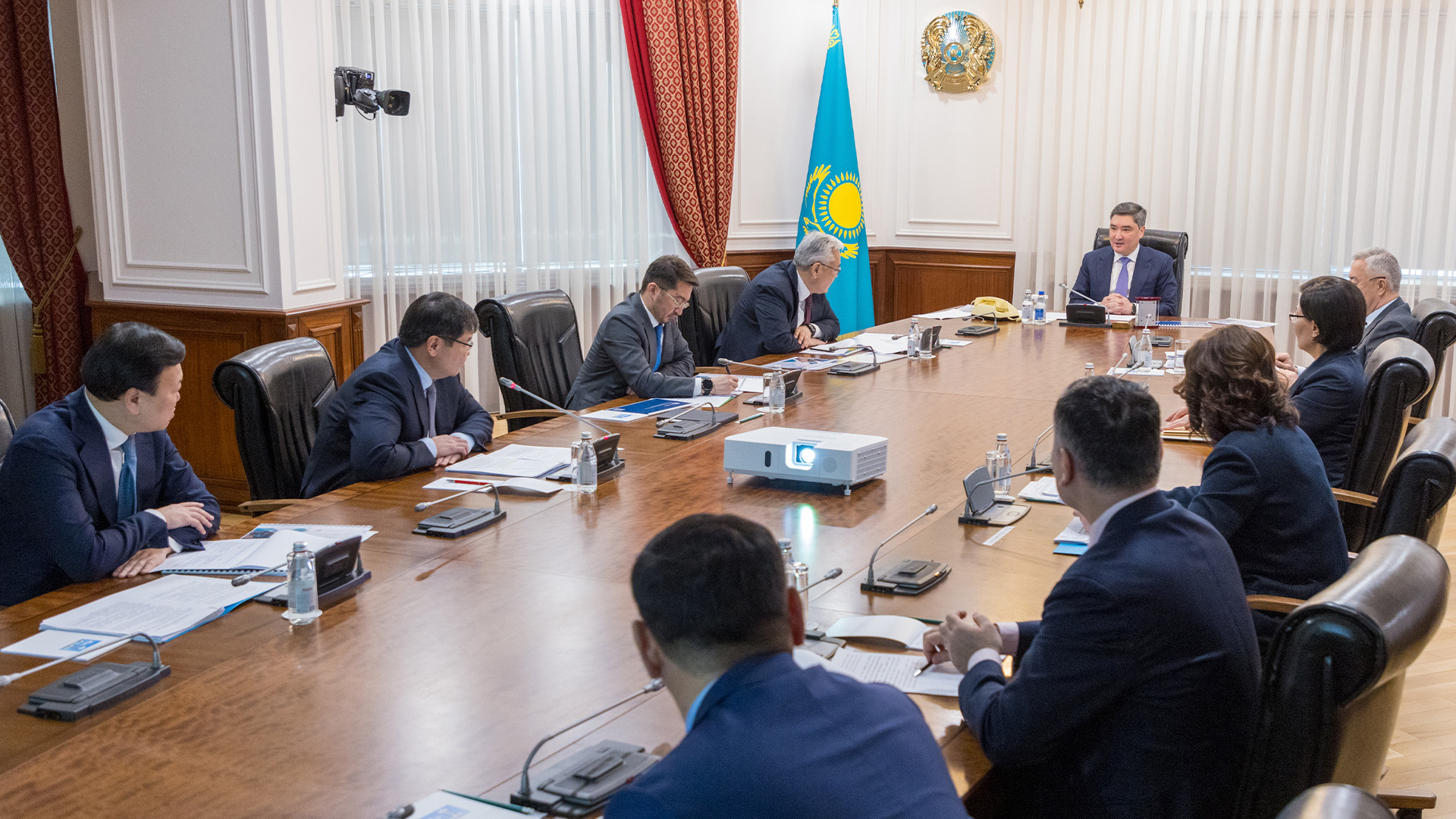 Президент тапсырмаларын жүзеге асыру: Олжас Бектенов халықты әлеуметтік қолдау жүйесін жетілдіру мәселелері жөнінде кеңес өткізді