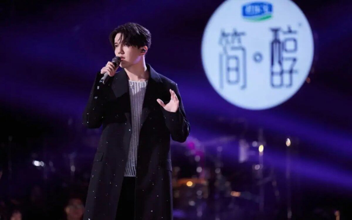 "سىبىرلاپ سٶيلەگەنٸ ەستٸلٸپ قالعان": ديماشتىڭ "Singer" بايقاۋى كەزٸندە ايتقان سٶزٸ داۋعا ۇلاستى