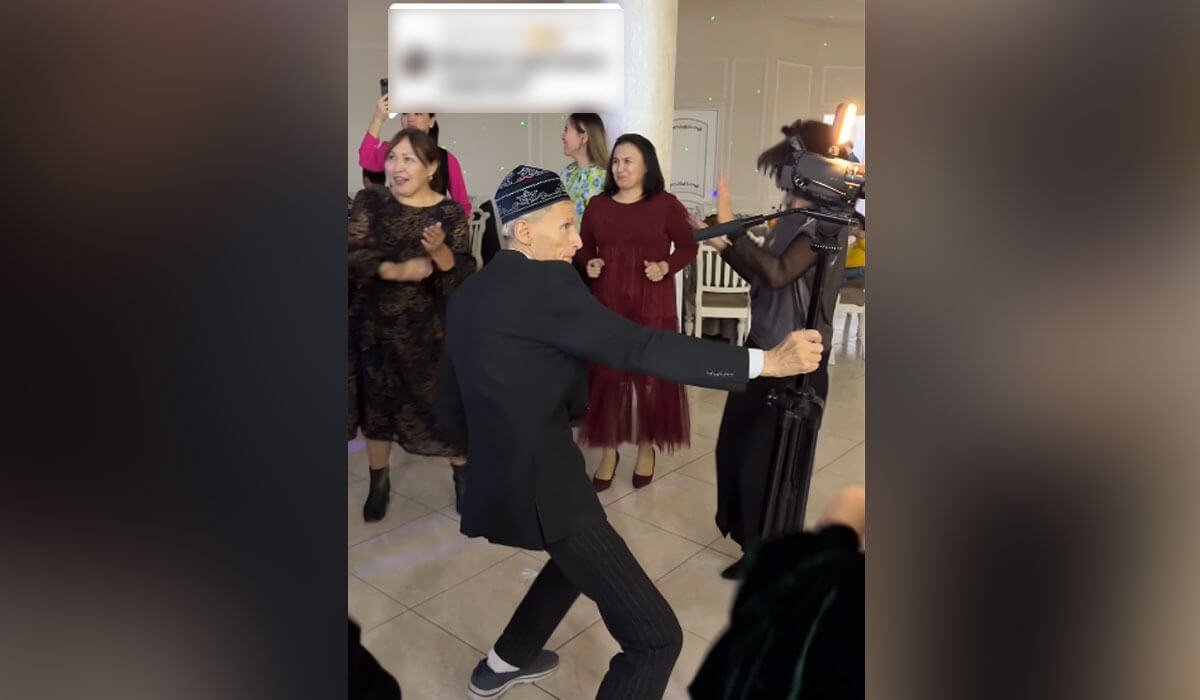 «موبيلوگرافتار دا قارتايادى»: اينالاسىن بەرٸلٸپ ۆيدەوعا تٷسٸرگەن اتا جەلٸن جاردى