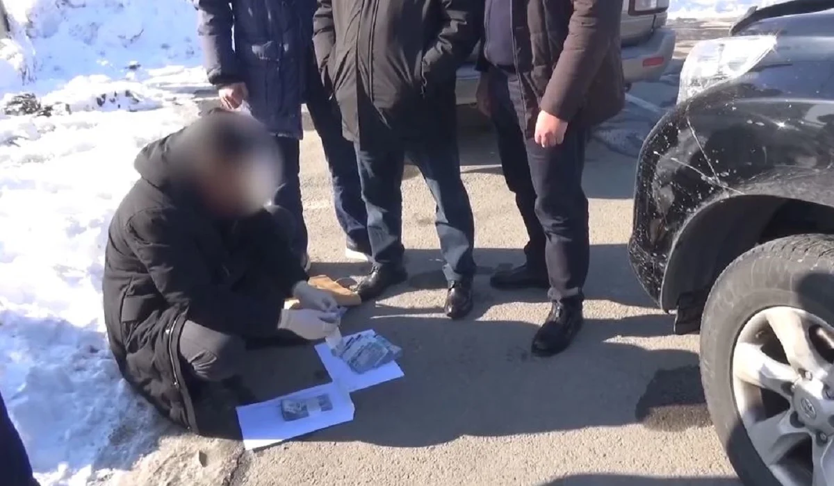 Жетісу облысында шенеунік жарты млн теңге пара алды деген күдікке ілінді