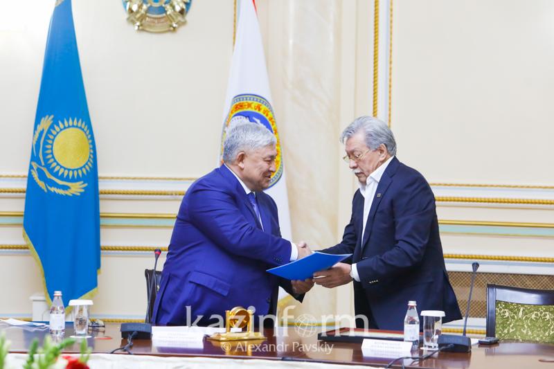 Мемлекеттік хатшы халық әртісі Досхан Жолжақсыновқа «Отан» орденін табыс етті