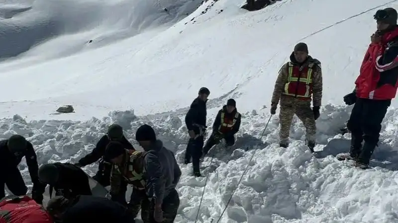 قىرعىزستانداعى اق-ساي شاتقالىندا قار كٶشكٸنٸ جٷرٸپ, التى ادام قازا تاپتى