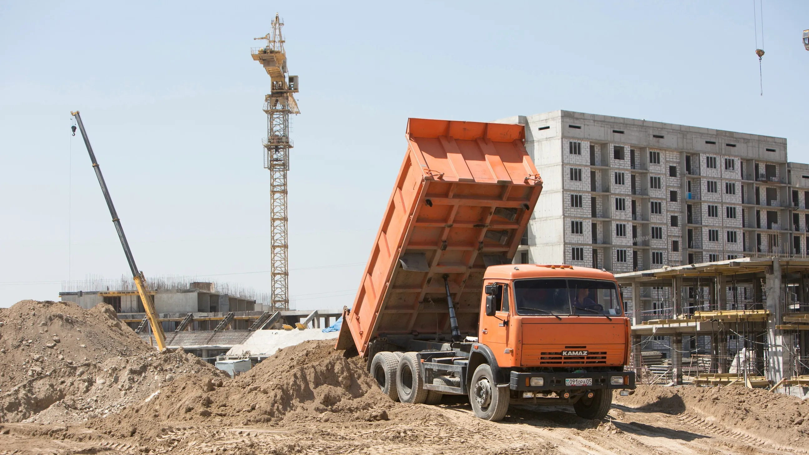 Aimaǵambetov: Mektep pen balabaqsha turǵyn úimen qatar salynýy kerek