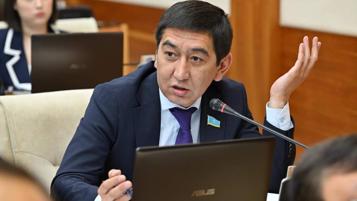 Мәжілісте бейәдеп сөздер талқыланды: Зайытов ұлттық фольклорды қорғауға шақырды