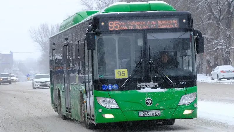 Almatyda jolaýshy qyzdy qorqytqan er adam izdestirilýde