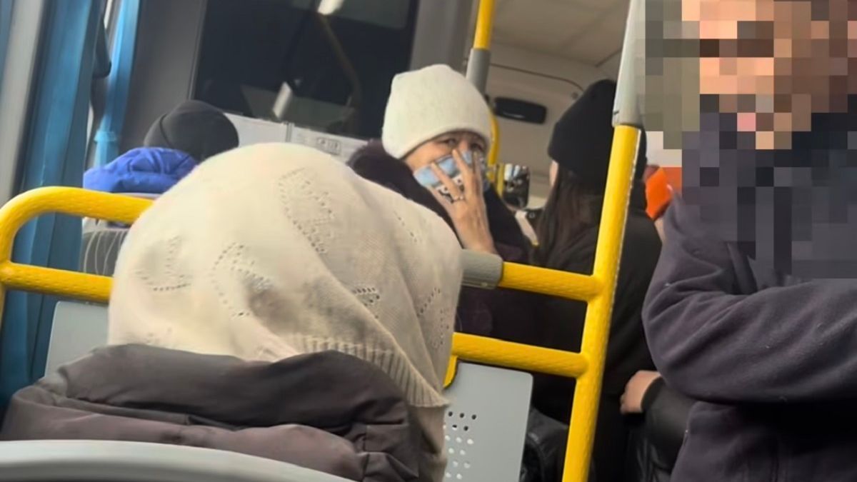 Алматыда автобус жүргізушісі егде жастағы әйелді түсіріп тастады
