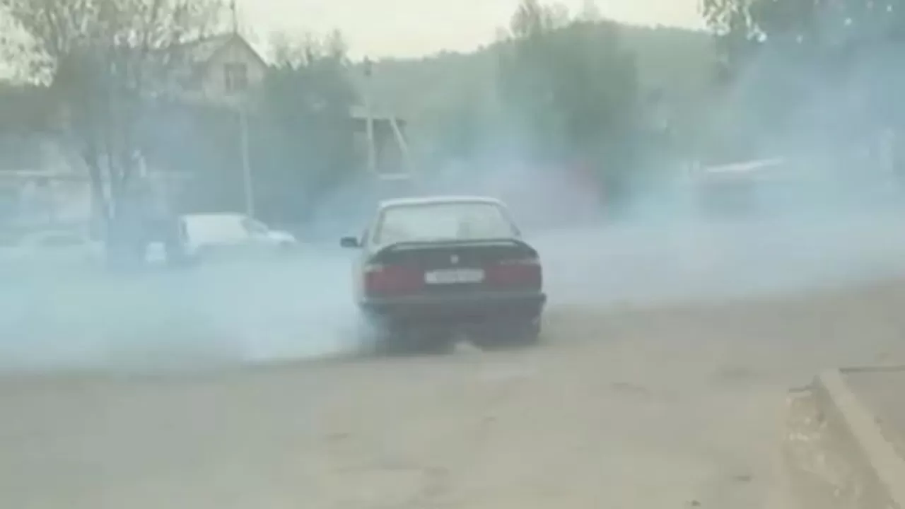 Almatyda shoý úshin drift jasaǵan júrgizýshi 5 táýlikke qamaldy