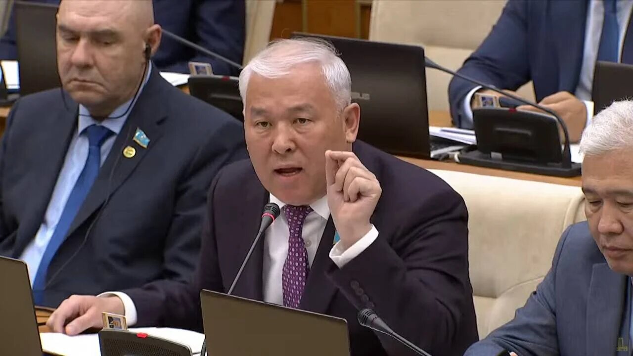 "نازارباەۆ ۋنيۆەرسيتەتٸنە قۇيىلعان قارجىنىڭ نەتيجەسٸ جوق" – مۇرات ەبەنوۆ