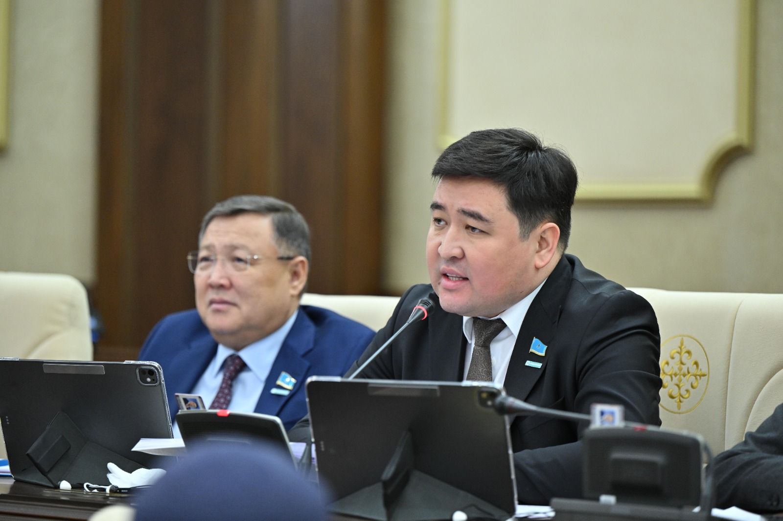 "Педагогтарға әділетті көзқарас жоқ": Депутат Нартай Сәрсенғалиев
