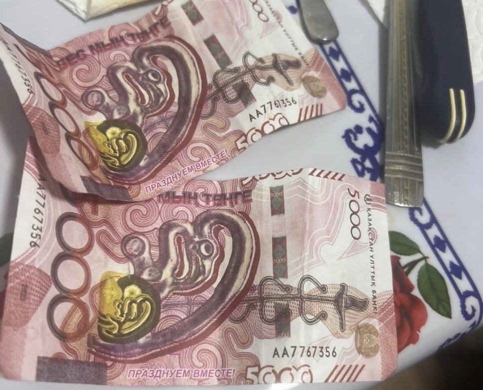 Сәтбаевта курьерге жалған ақшамен есеп айырысқан