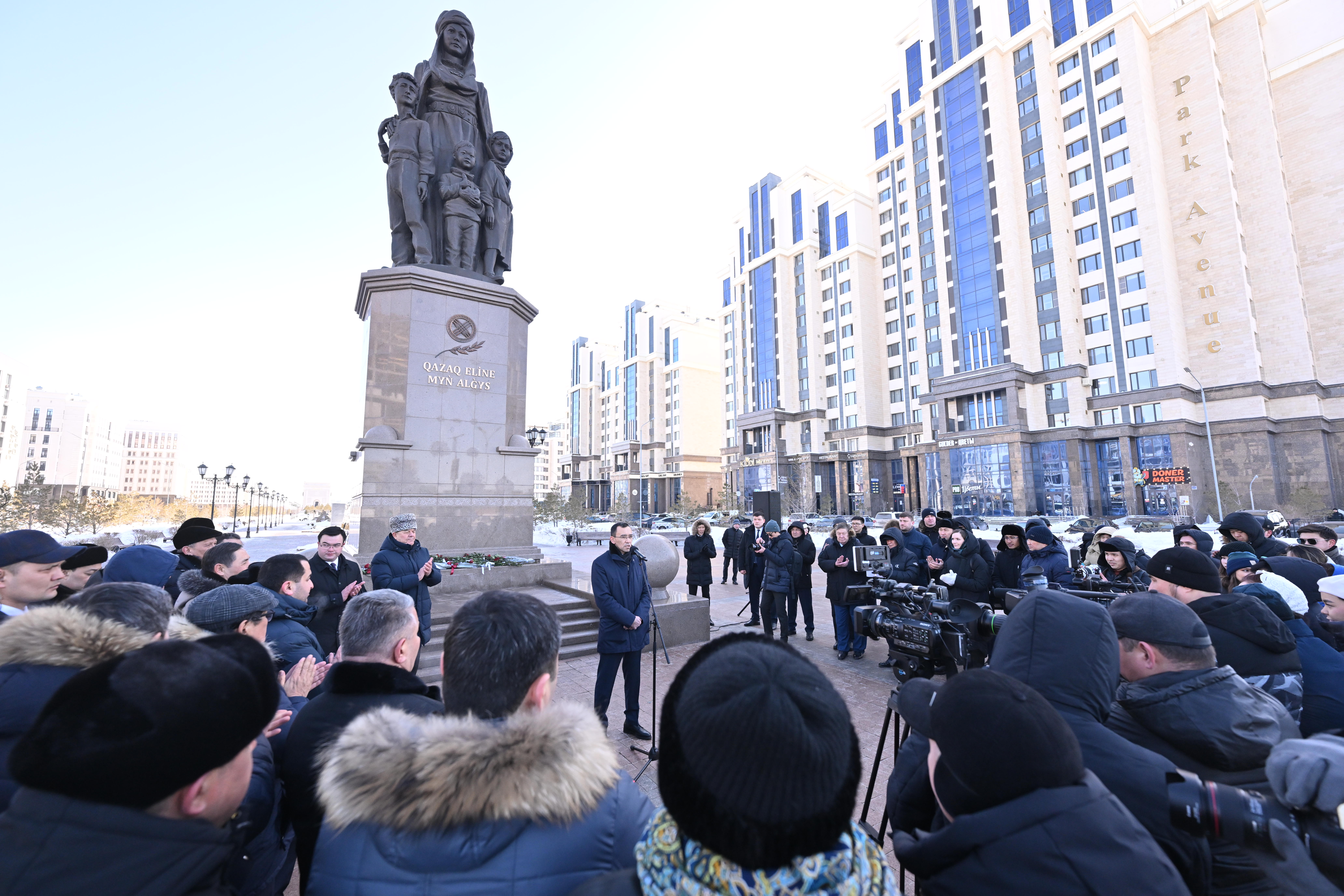 Сенат Төрағасы «ҚАЗАҚ ЕЛІНЕ МЫҢ АЛҒЫС» монументіне гүл қойды