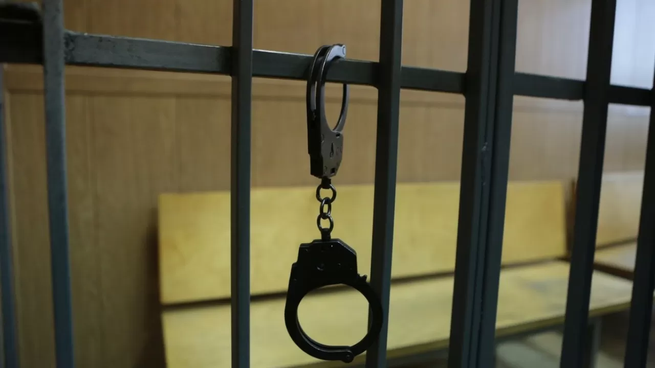 Алматыда кәсіпкердің үйіне қарулы шабуыл: жарты миллиард теңгенің мүлкі тоналды