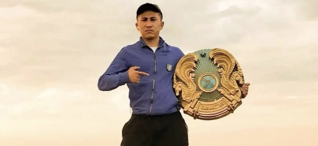 Қоқыстан тапқан Елтаңбаны сақтаған блогерге айыппұл салынды