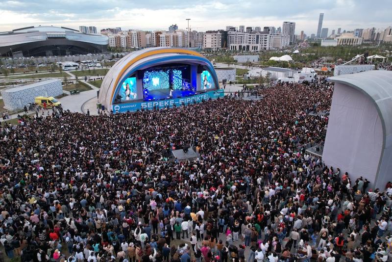 پرەزيدەنت رەفورماسىن قولداۋعا ارنالعان Open air-گە 25 مىڭ ادام جينالدى