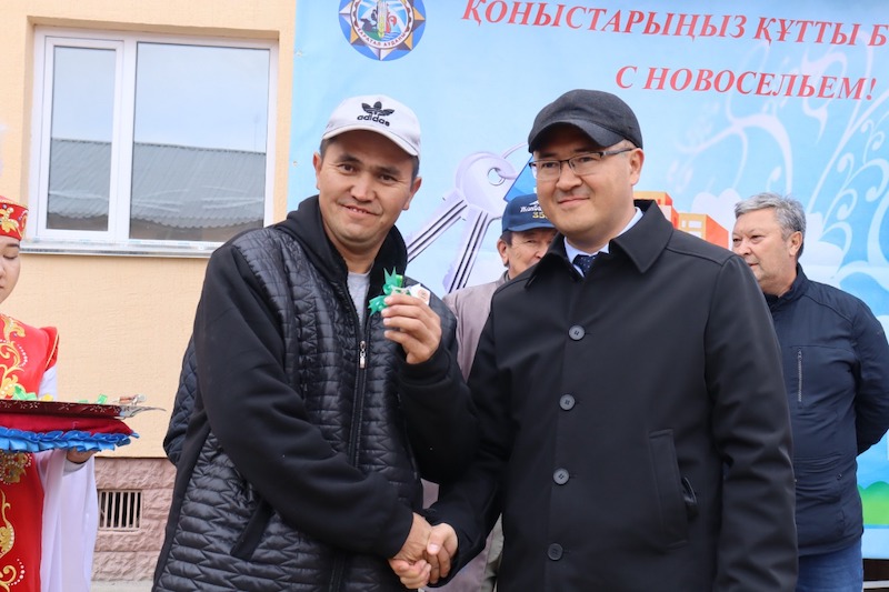 Республика күніне орай Үштөбе қаласында 30 пәтерлі үйдің кілттері табысталды