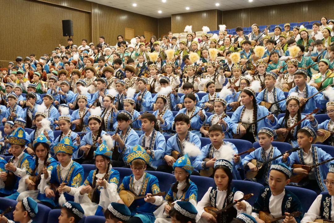 Жарты миллион қазақстандық бала бір мезгілде көпшілікке танымал күйлерді орындады