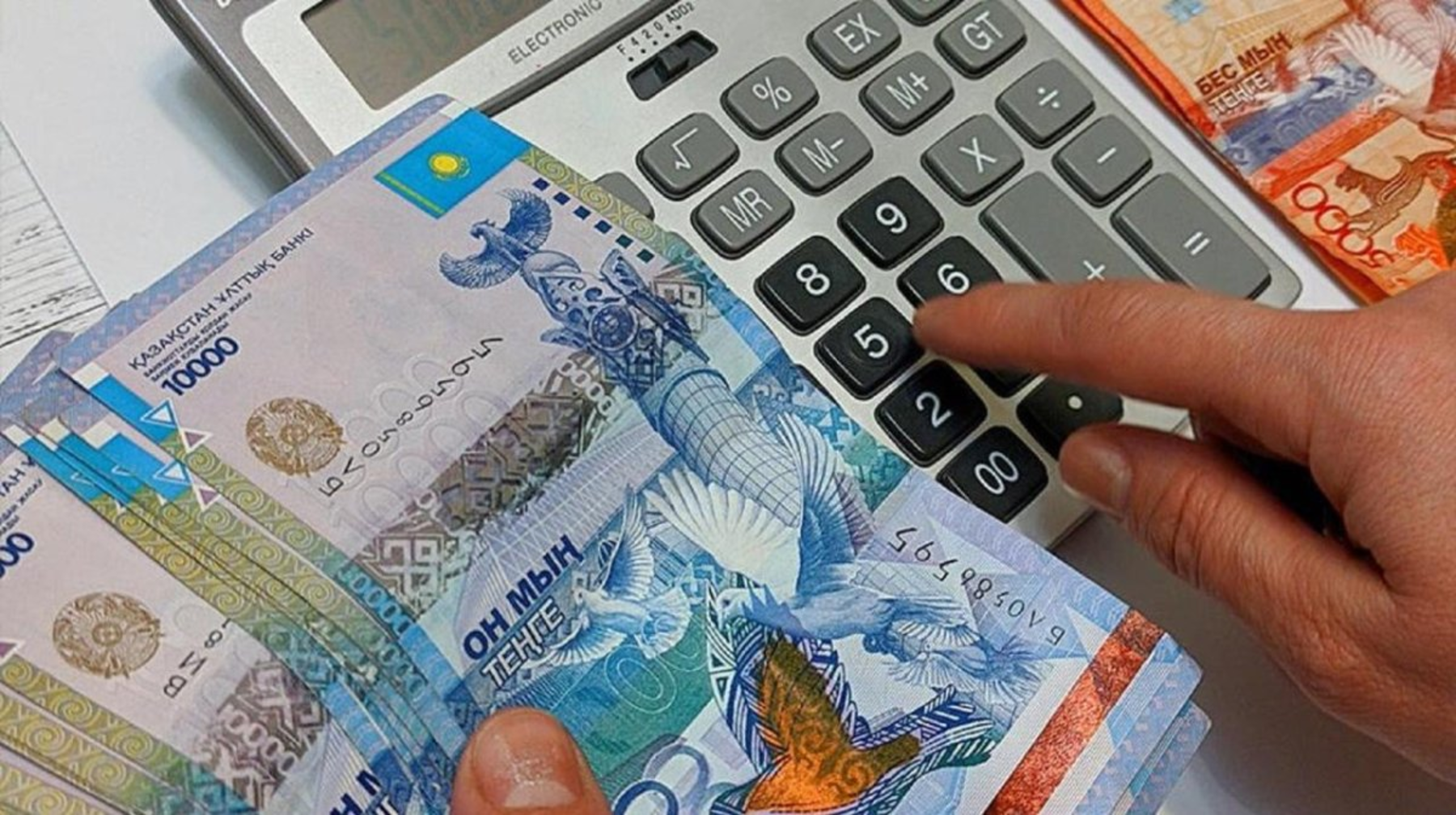 Aiyna 1 million teńge: Qazaqstanda kimderge osyndai jalaqy tólenedi?