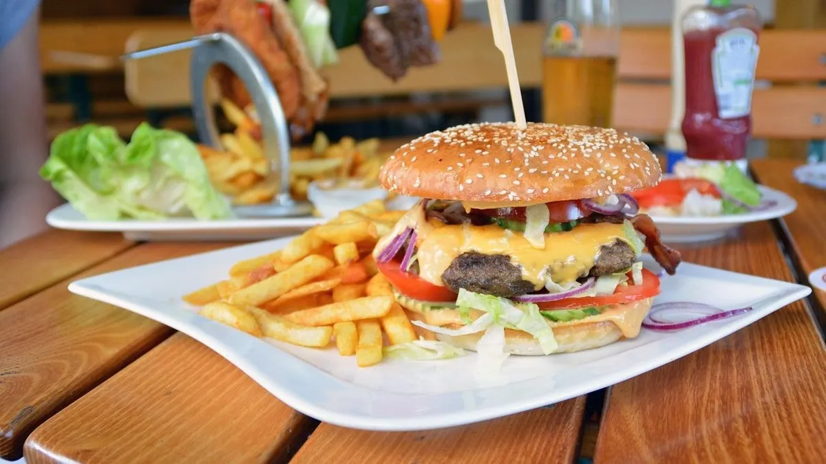 قازاقستانداعى Burger King-كە قاتىستى شۋ: مينيسترلٸك تەكسەرۋ قورىتىندىسىن جارييا ەتتٸ