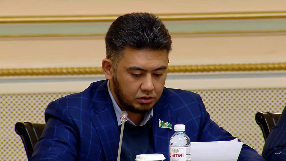 Алматы мәслихатының депутаты сессия кезінде боқтап жіберді