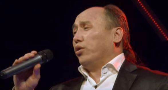 Танымал әнші Сәкен Қалымов отбасындағы сұмдық жайтты айтты
