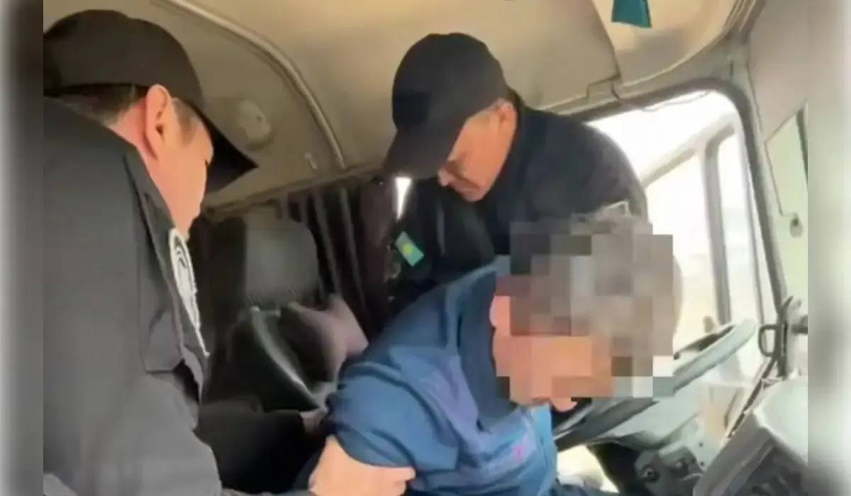 Атырау полицейлері рөлде есінен танып қалған шетелдік жүргізушіні құтқарды