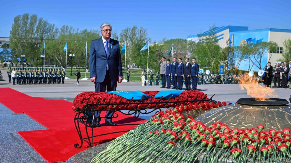 Президент «Отан Ана» монументіне гүл шоғын қойды