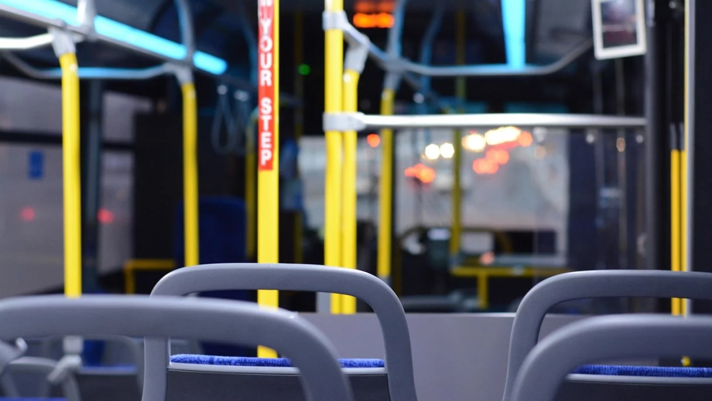 Aqtóbe oblysynda avtobýs aýdarylyp, 5 adam qaza tapty