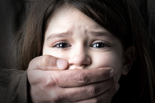 Shymkentte 7 jastaǵy oqýshyǵa qatysty jynystyq sipattaǵy áreketter jasady degen kúdikpen muǵalim tergelýde