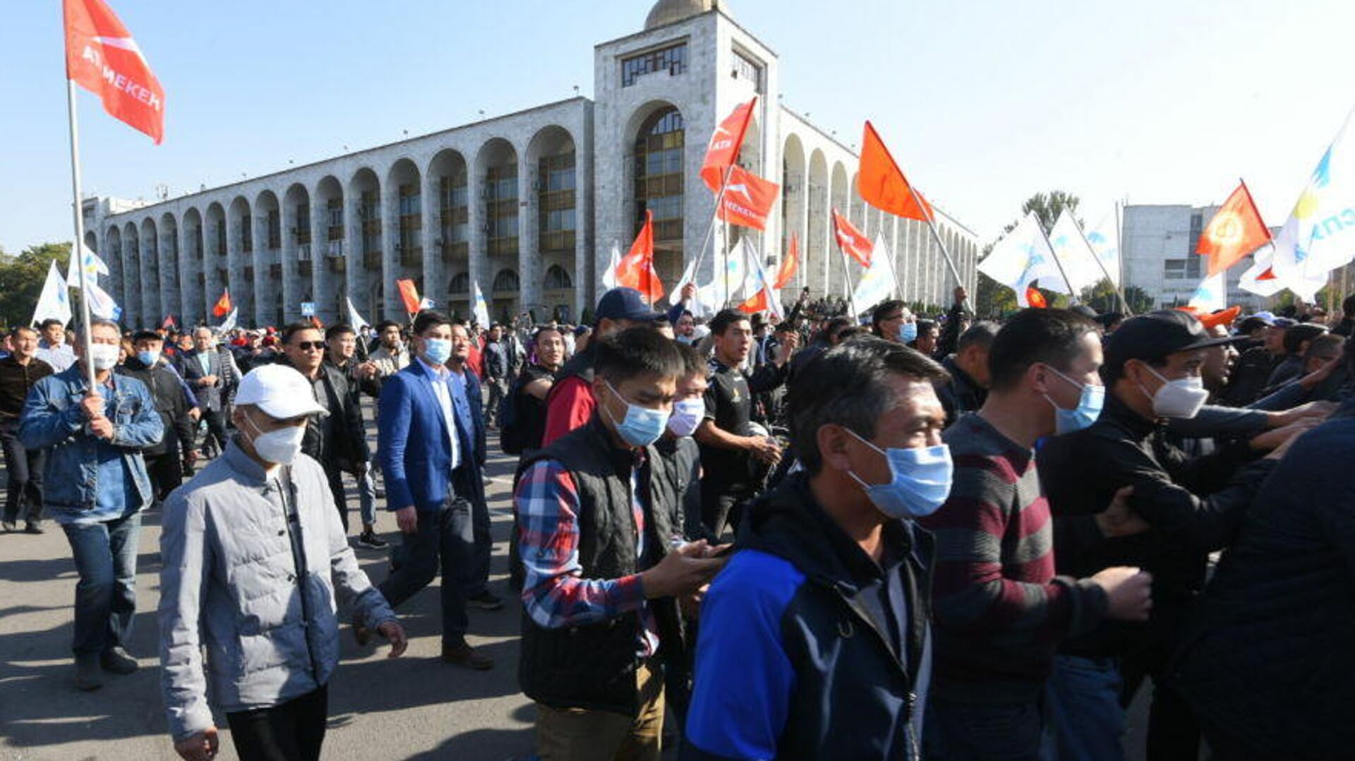 بٸشكەكتە مىڭعا جۋىق ادام كٶشەگە شىقتى