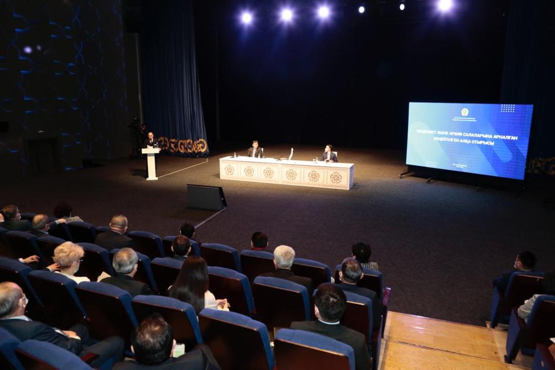 Абаев Әуезов театры мен Өнер академиясының жағдайына алаңдаушылық білдірді