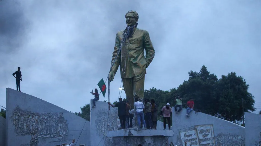 بانگلادەشتە جاپپاي نارازىلىقتان كەيٸن مەملەكەت باسشىسى ەلدەن قاشىپ كەتتٸ