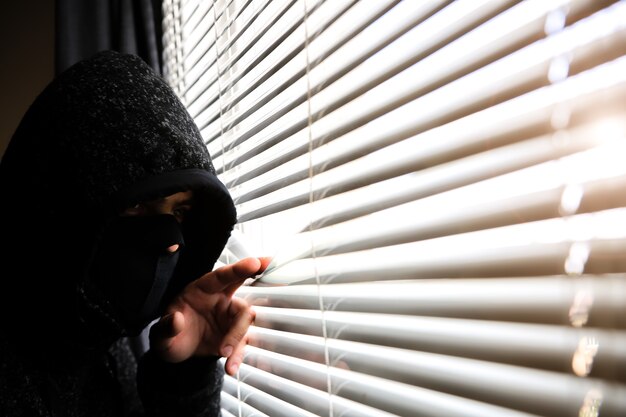 Ańdyǵan jáne terezeden syǵalaǵan: Atyraý oblysynda stalking boiynsha sot úkimi shyqty