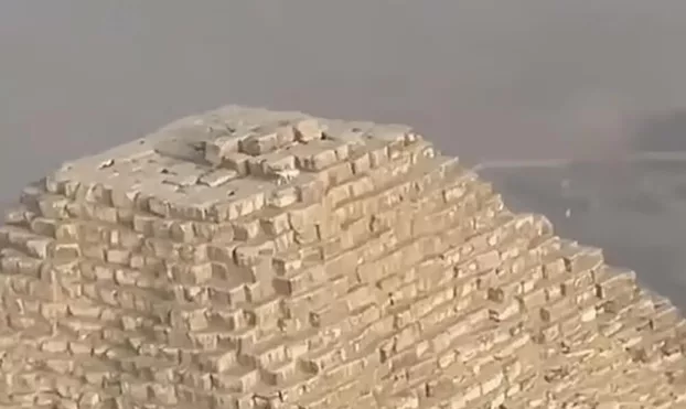 حەوپس پيراميداسىنىڭ شىڭىنا شىققان يتتٸڭ ۆيدەوسى جەلٸنٸ دٷرلٸكتٸردٸ