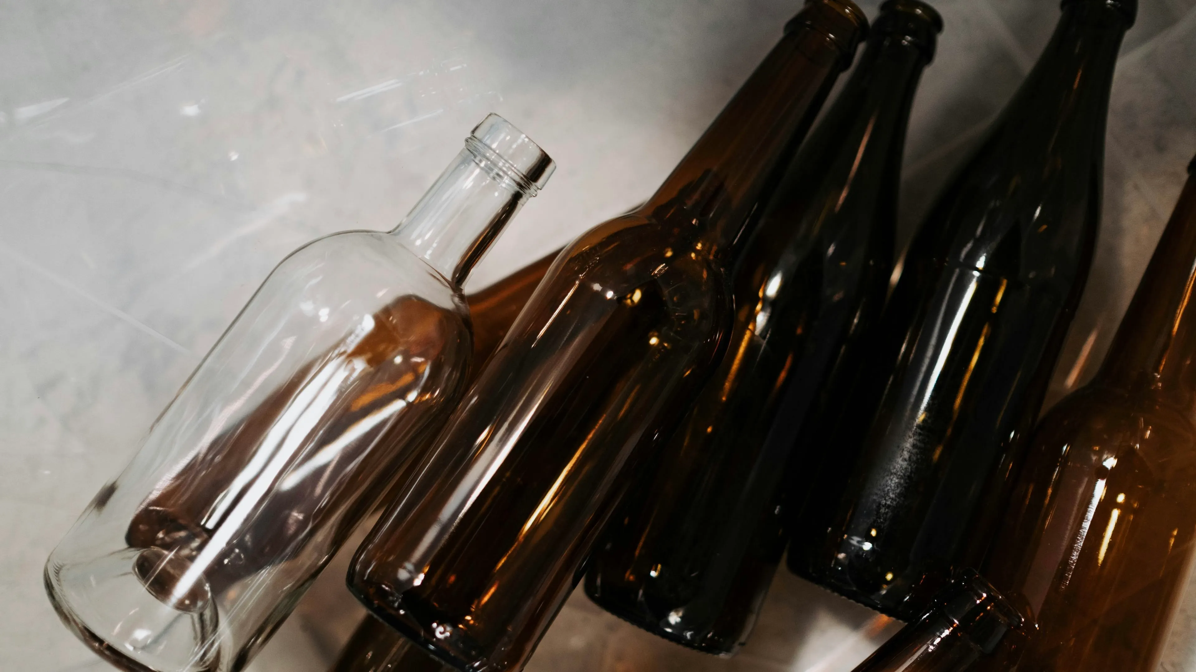 Ekibastuzda úide jasyryn alkogol tsehy anyqtaldy: júzdegen litr zańsyz ónim tárkilendi