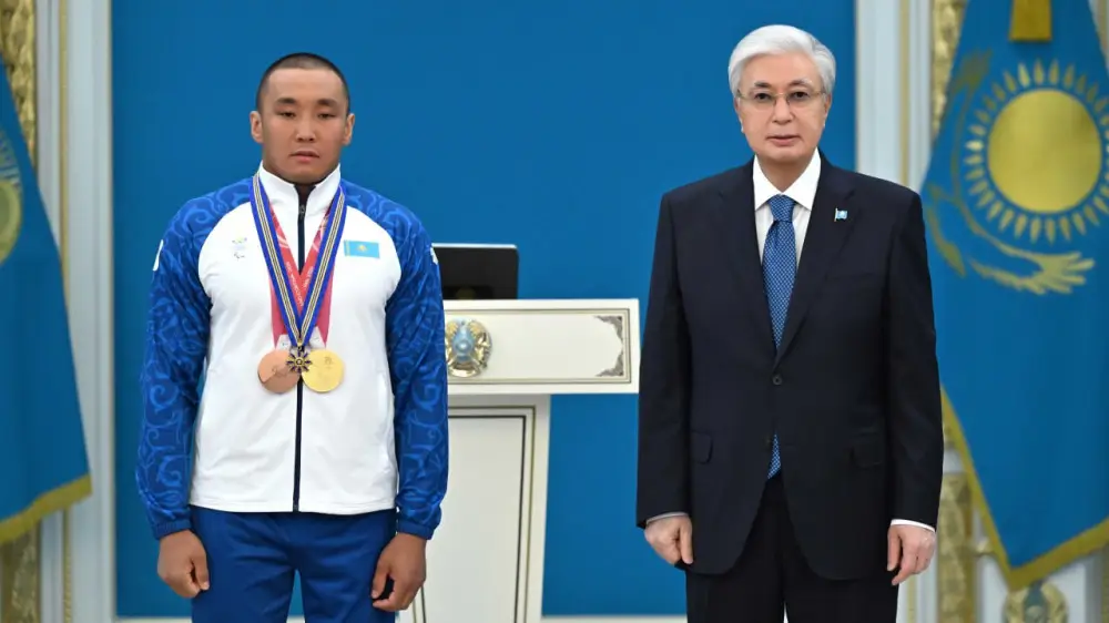 Президент Паралимпиада ойындарының чемпионы Ербол Хамитовты марапаттады