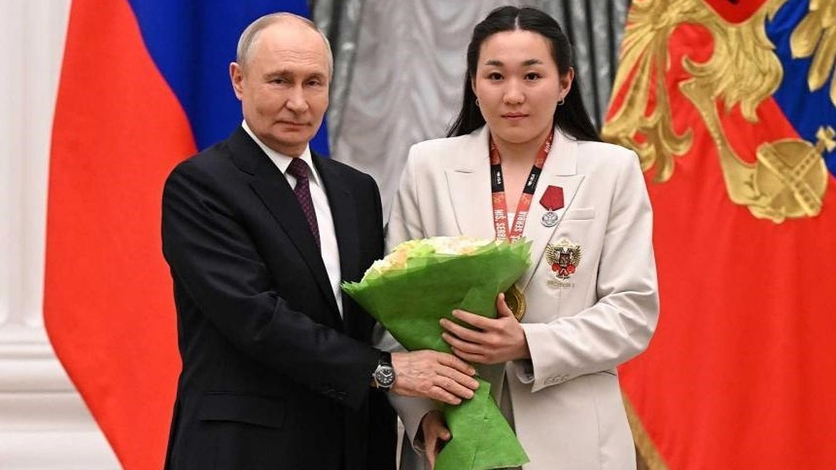 Путин қазақ боксшысы Салтанат Меденованы мемлекеттік орденмен марапаттады