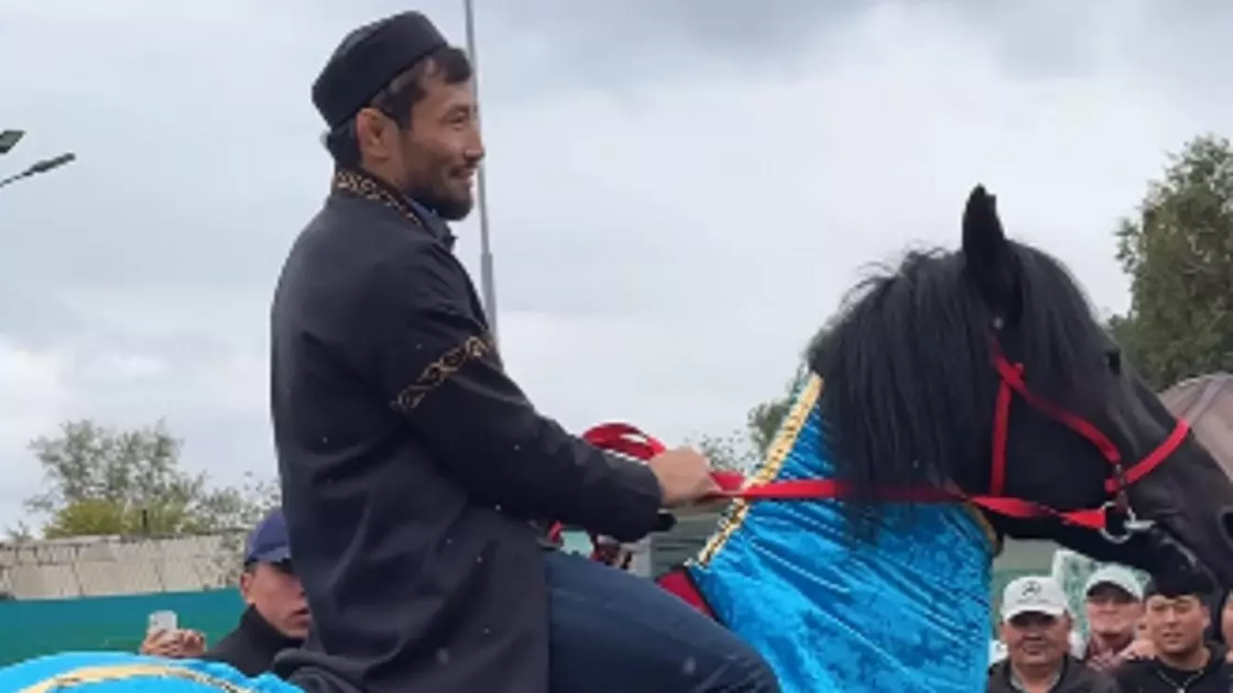 ٶسكەمەن حالقى دەمەۋ جادىراەۆقا ات مٸنگٸزدٸ