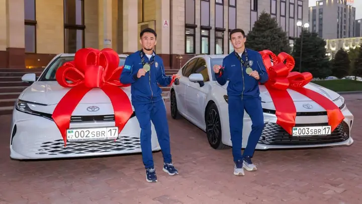 Бокстан әлем чемпионы атанған ағайынды Сабырхандарға автокөлік сыйға тартылды