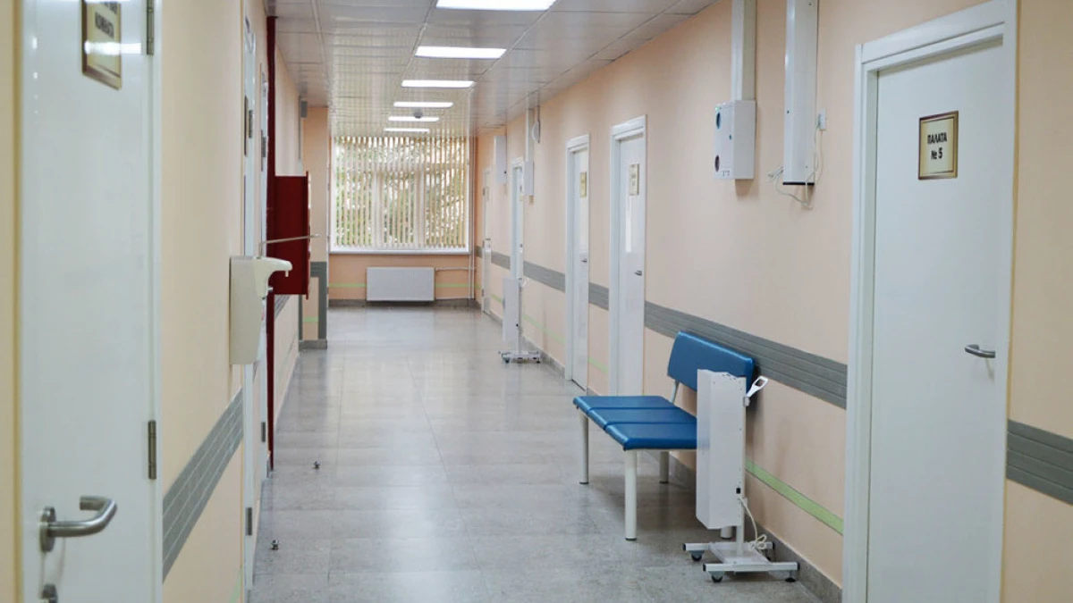 Талдықорғанда 4 жастағы бала клиникада құлап, ауыр жараланды
