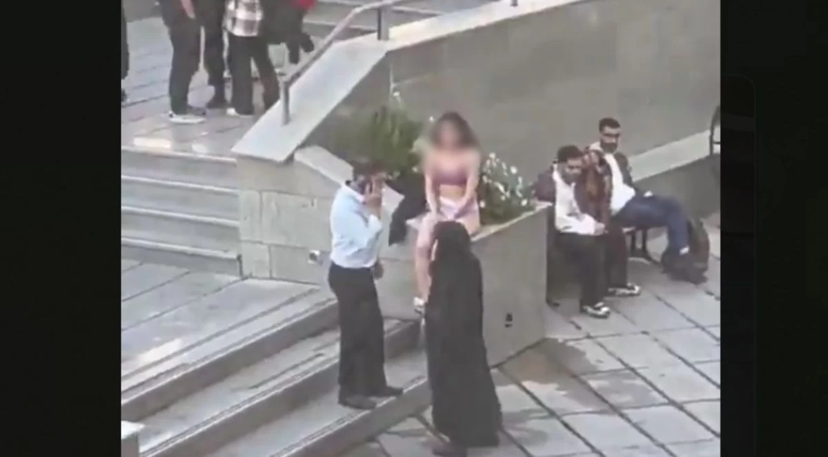 يراندا ستۋدەنت قىز حيدجابتى دۇرىس كيمەگەنٸ ٷشٸن قۋدالانعاننان كەيٸن, قارسىلىق رەتٸندە شەشٸنٸپ تاستاعان