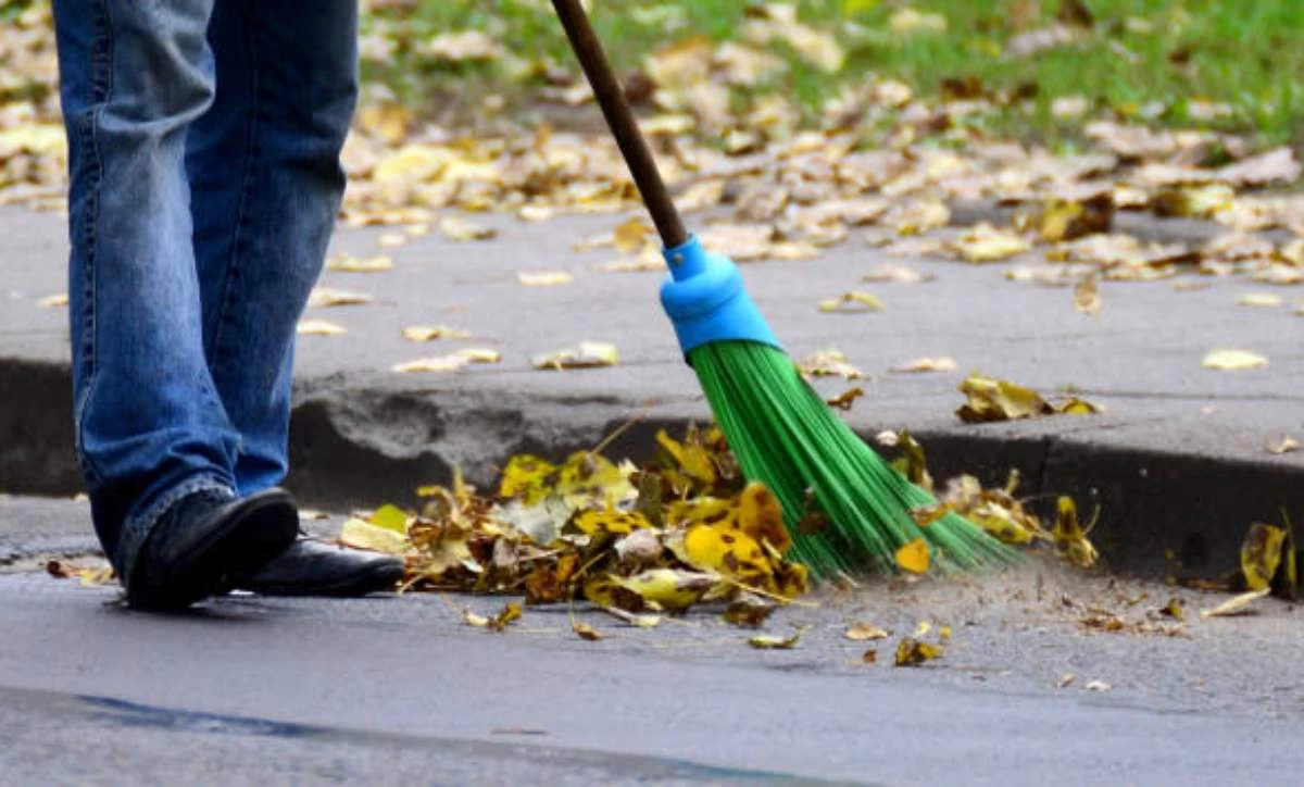 Енді Қазақстанда түкірген және балағат сөз айтқандар көше сыпырады: Президент заңға қол қойды