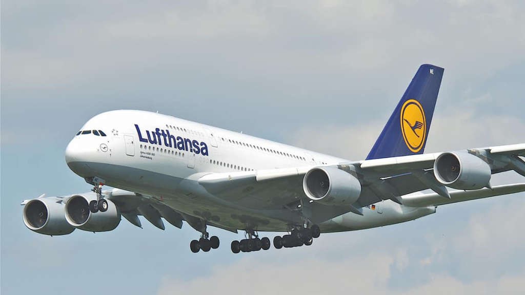 Lufthansa ushaǵy Almaty áýejaiyna qondy: reiste jolaýshy kóz jumdy