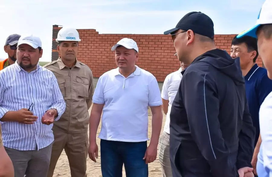 قۇرىلىس مينيسترٸ تاسقىننان بٷلٸنگەن ٷيلەردٸ ساپالى سالۋدى تاپسىردى