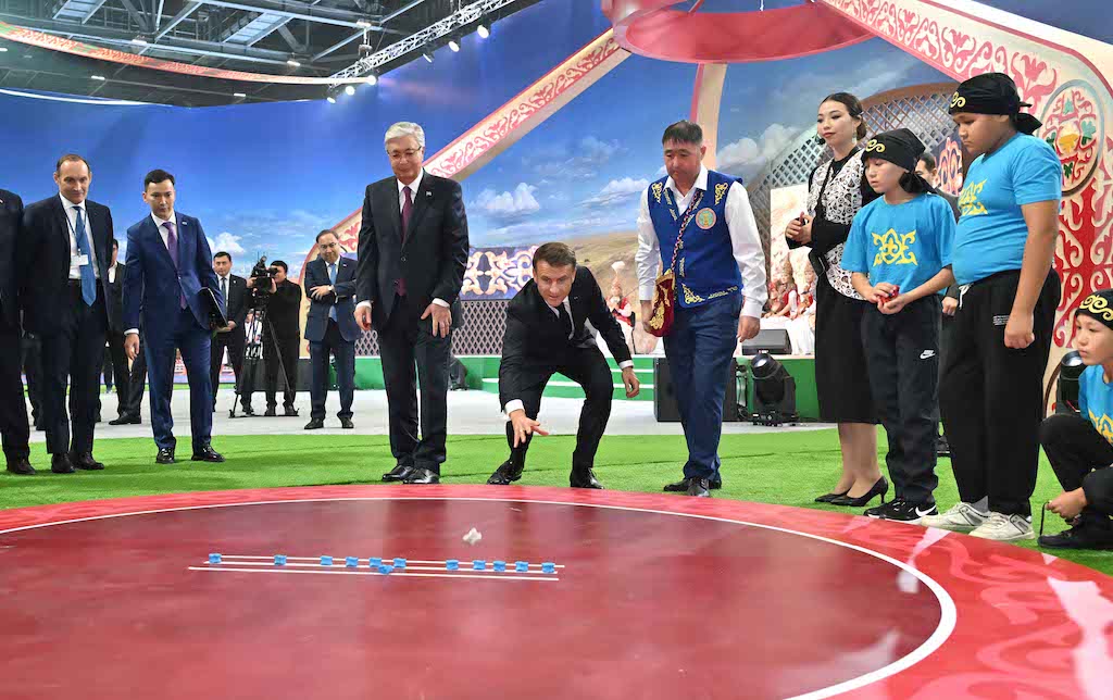 Тоқаев Макронмен бірге «Этноауыл» ұлттық көрмесін аралады